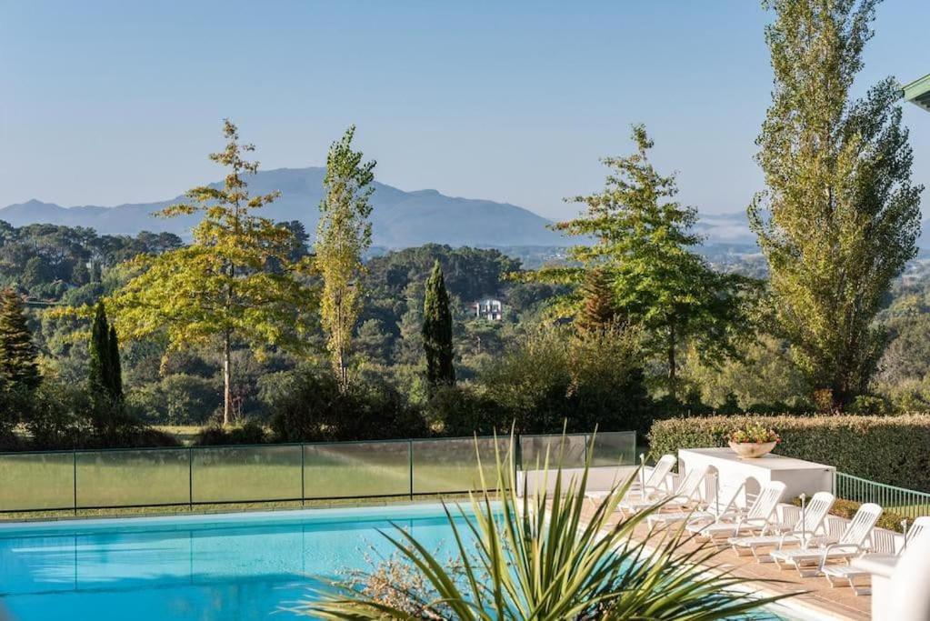 T1 Bis Avec Piscine Vue Golf Et Montagnes Apartman Arcangues Kültér fotó