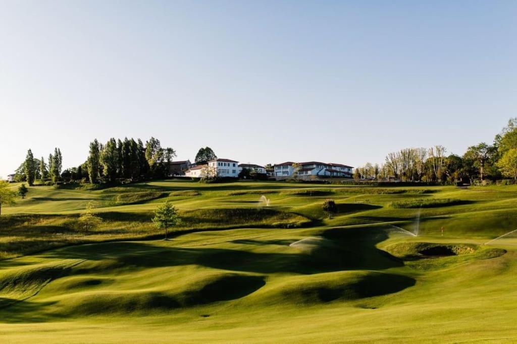 T1 Bis Avec Piscine Vue Golf Et Montagnes Apartman Arcangues Kültér fotó