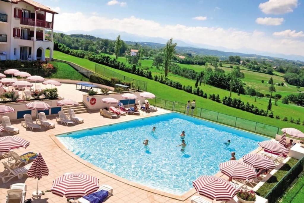 T1 Bis Avec Piscine Vue Golf Et Montagnes Apartman Arcangues Kültér fotó